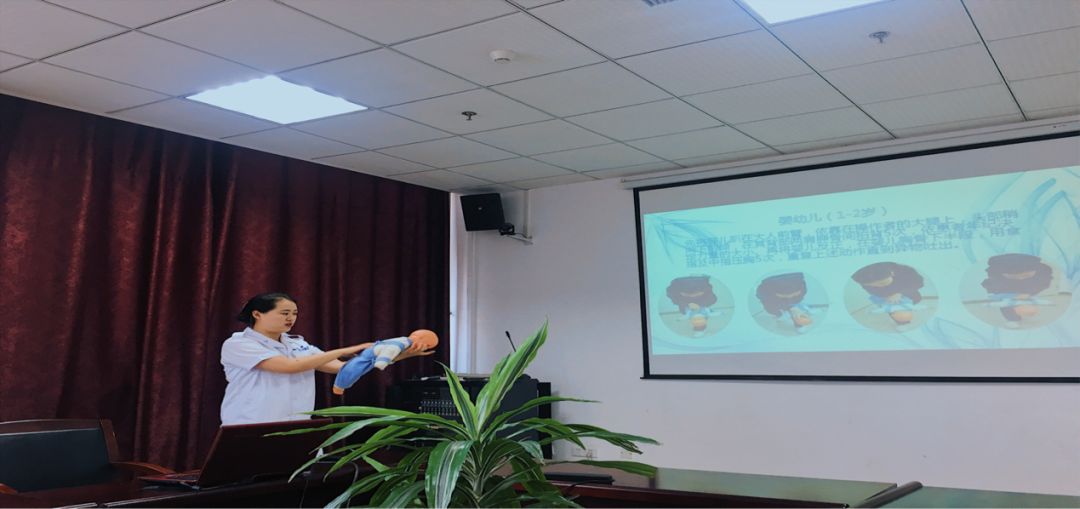 医务人员演示海姆立克急救法—婴幼儿