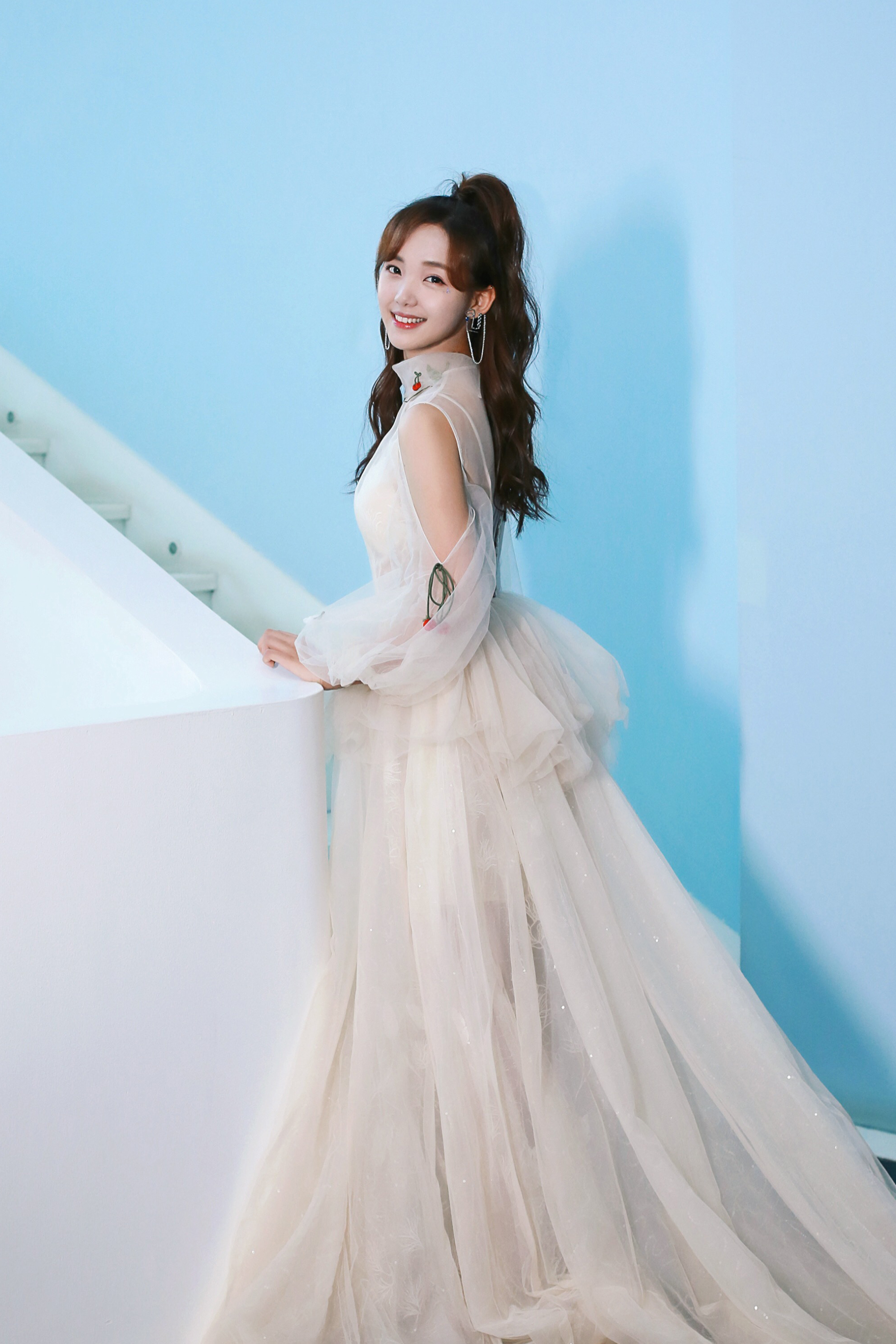 吕小雨活动宣传美照,身穿一款白纱长裙甜美清新