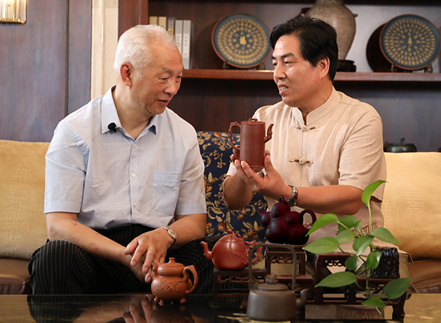 紫砂高工郑建明作品《富贵吉祥》被鉴宝专家蔡国声收藏