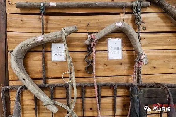 曲木:曲木是用牛耕地时套在牛脖子上的工具,绑上绳子可以拖车或拉犁