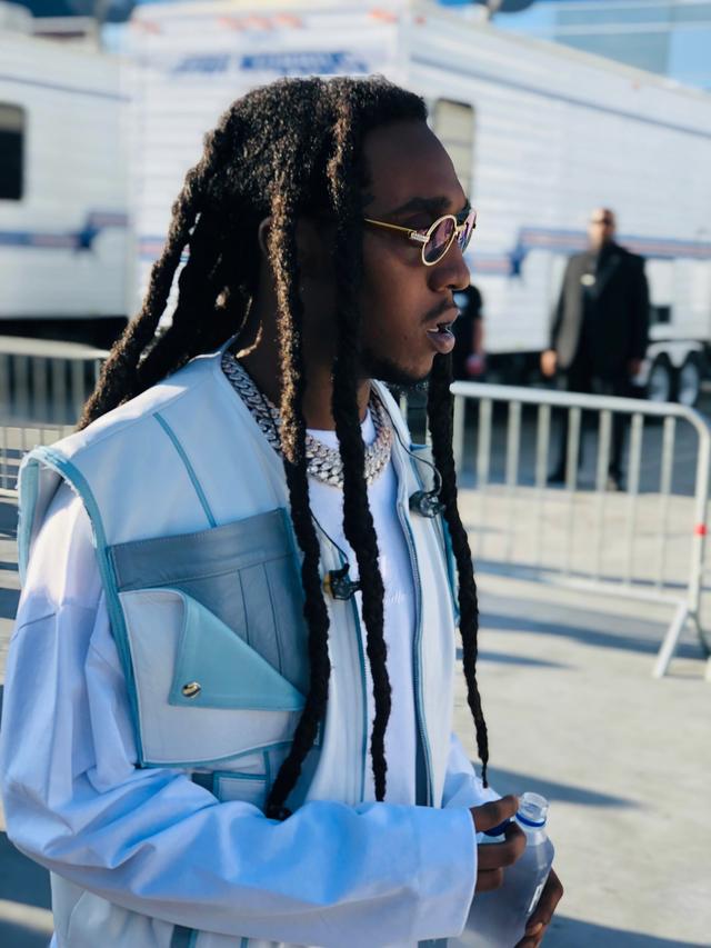 migos是如何获得bet大奖的:配套的吊带,自绘运动鞋