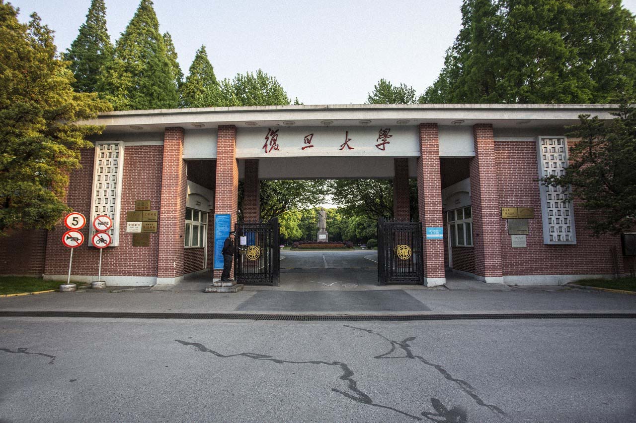 第一名:北京大学(中国北京). 第二名:清华大学(中国北京).