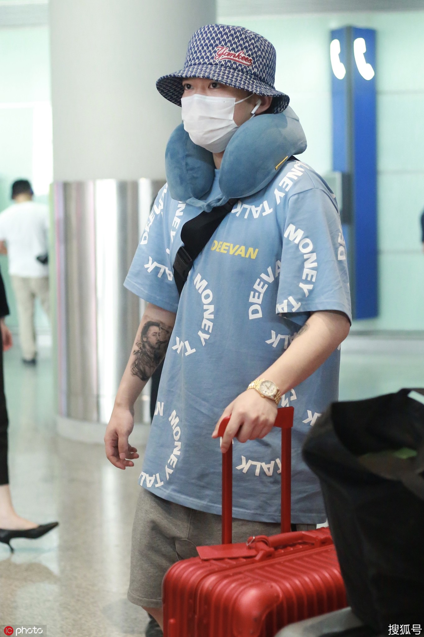 他身穿浅蓝色t恤,头戴渔夫帽,口罩遮面,把自己捂得严严实实.