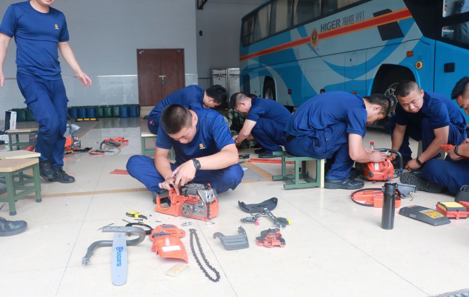 上午为理论授课其内容为无齿锯,机动链锯的工作原理,日常保养及常见