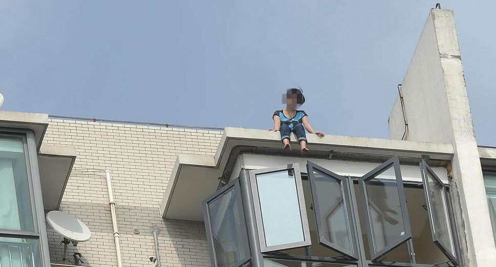 厦门年轻女子坐在楼顶,双脚悬空!竟然又是因为.