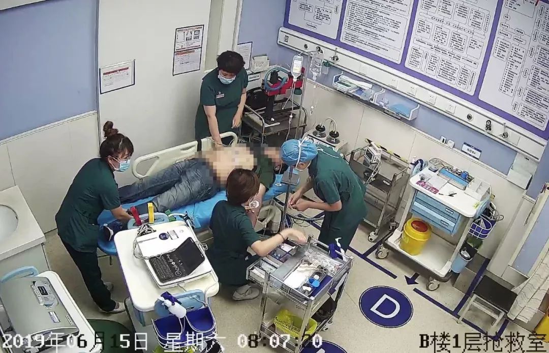 患者达到急诊后再次出现室颤,医护人员立即给予除颤