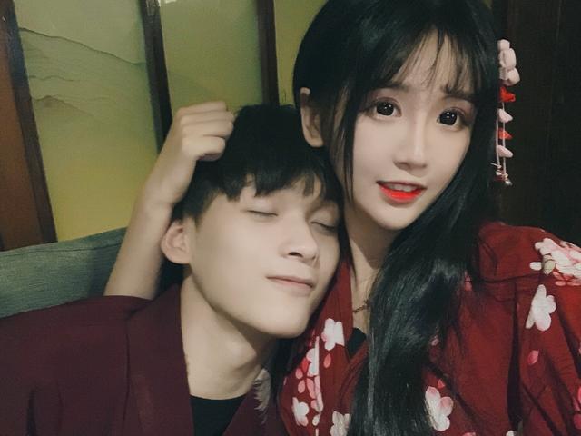 杨清柠秀恩爱再升级镜子前合影网友羡慕毛宸宸的手