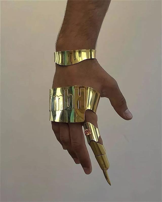 赛博手臂芯片植入义体改造风终于入侵配饰圈了吗