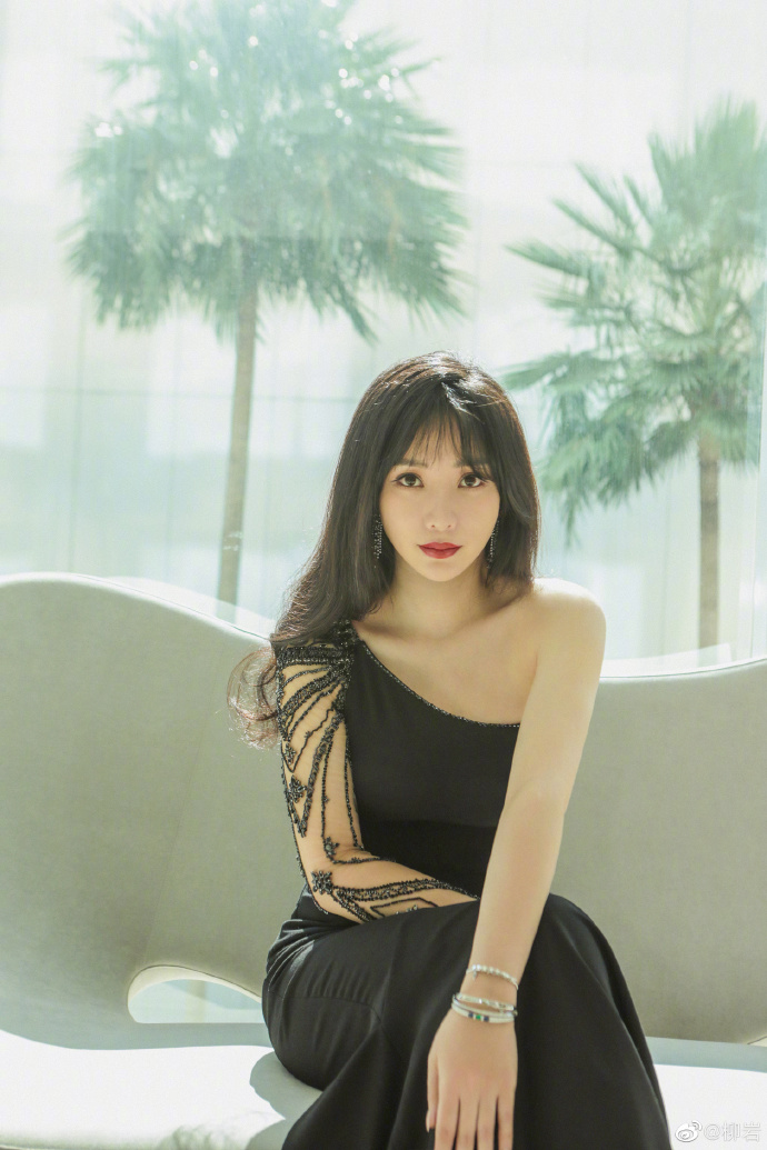 柳岩一身黑色蕾丝长裙,不愧为全民女神