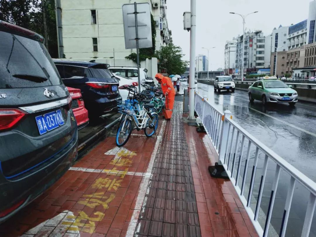 心懷赤誠大雨滂沱他們堅定前行