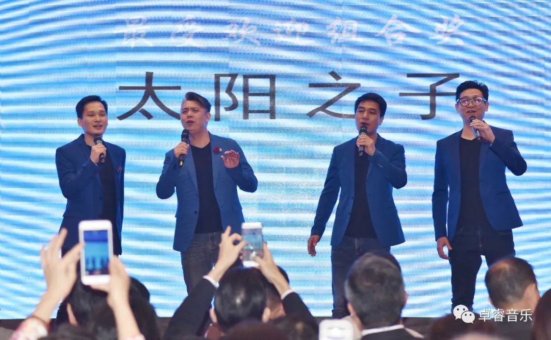 天圆唱片太阳之子荣获"最受欢迎组合奖",现场演唱得奖歌曲《因为你爱