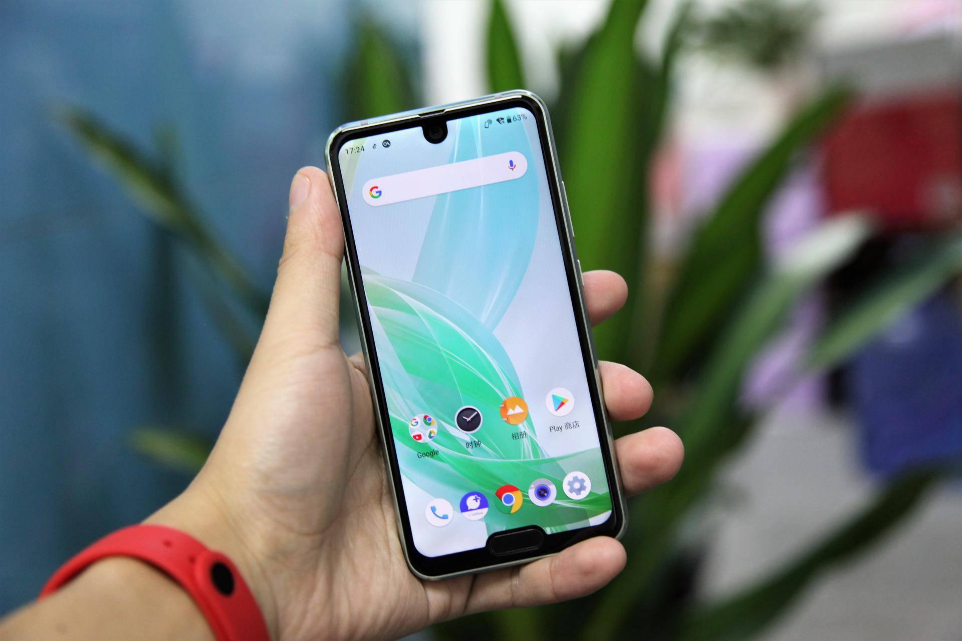 夏普r2compact测评120hz刷新率骁龙845但这外观设计让人难以接受