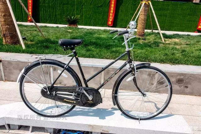 上世纪六七十年代凭票购买的自行车,如今成了健身工具,少有人骑_坤车