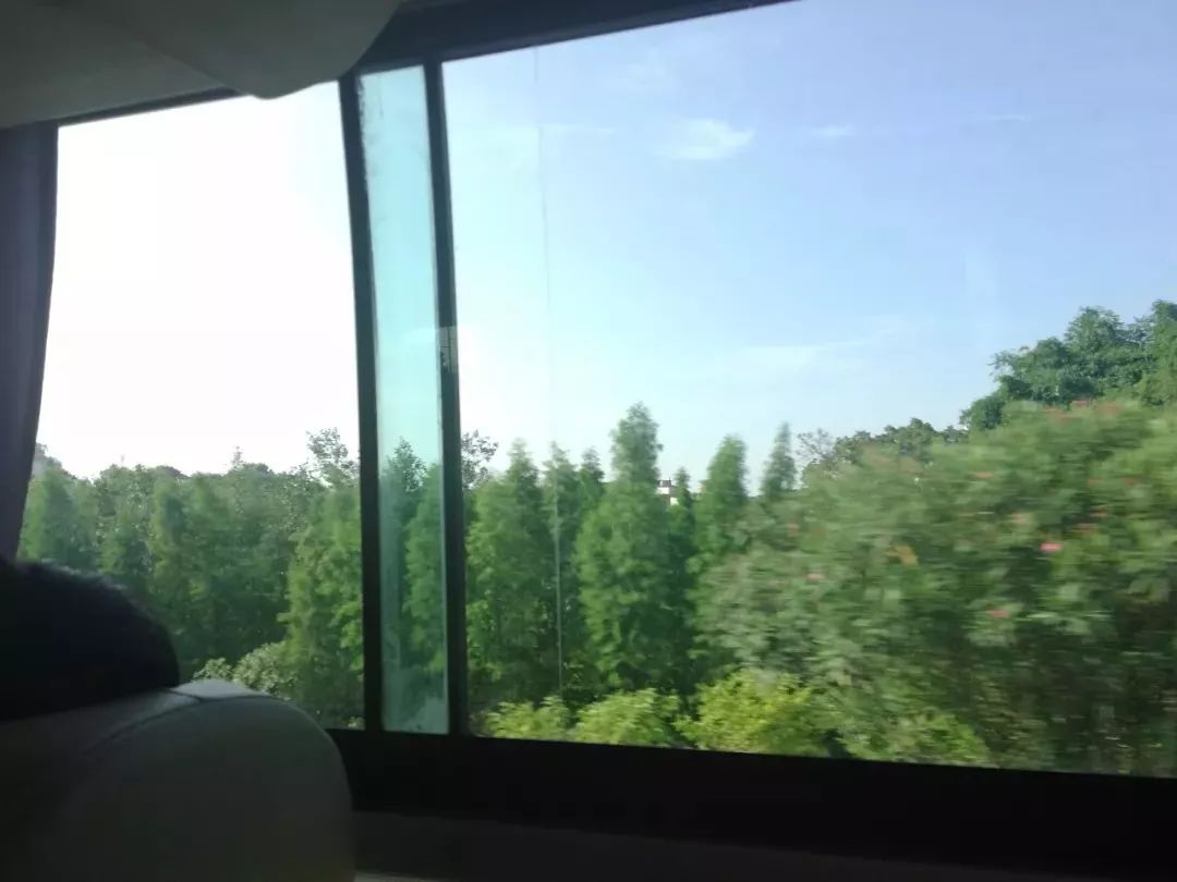 看着车窗外的美景,大家一路上欢声笑语,都开心极了.