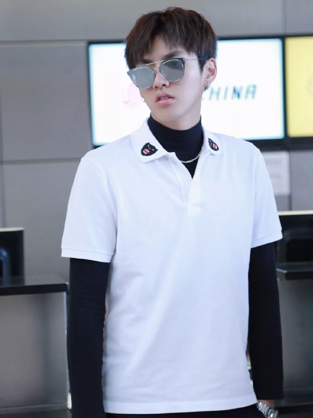 吴亦凡在之前的机场街拍中就做过这样的尝试.