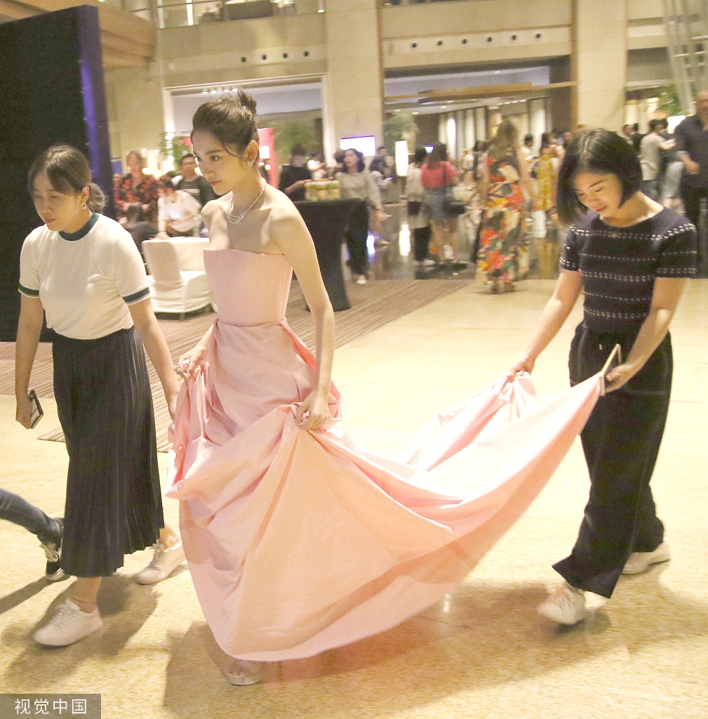 预习婚礼?唐艺昕穿长裙女神范十足获助理提裙摆