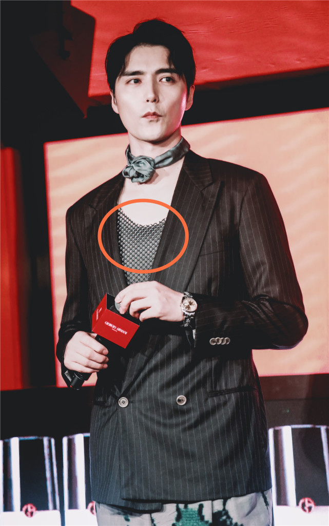 阿云嘎换发型玩混搭西装内穿渔网衫配花裤子丝巾系成花赶时髦