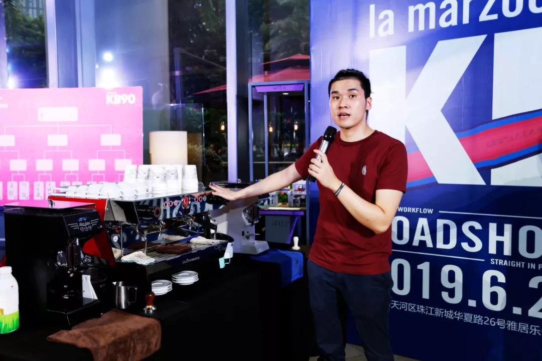 la marzocco经销商新宸公司代表陈明睿在现场介绍kb90