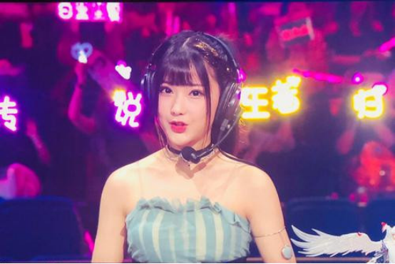 作为一名96年的小美女,加盟了七煌女子战队,成为了一名职业女选手.