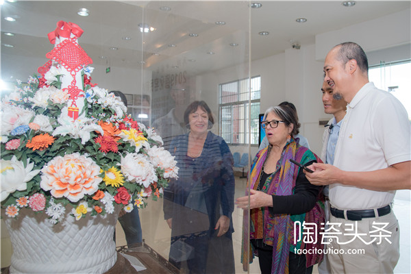 書籍首發儀式,由泉州瓷路藝術發展中心向德化陶瓷博物館授書;德化縣