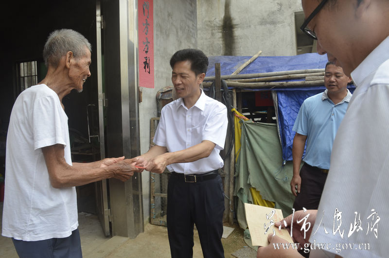 全可文书记慰问老党员和困难党员吴川市人民政府网讯值"七一"即将到来