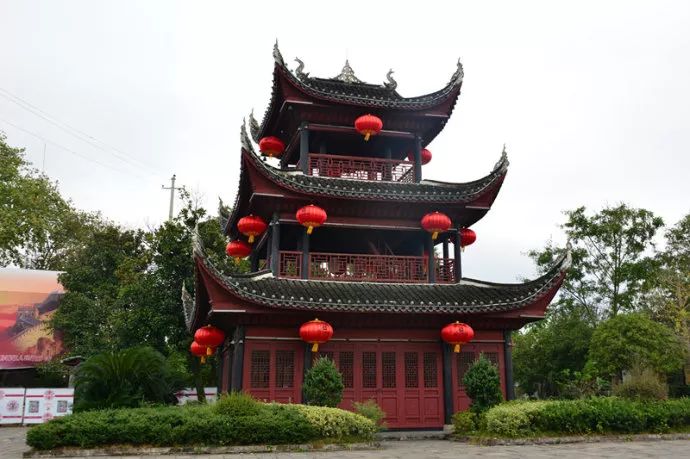 钟鼓楼位于东边古龙标山普明寺内沿东正街而上就能抵达整座楼虽然不高