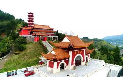 也就是日升月落晨钟暮鼓2黄了又青草青了黄任那个双手合什的人在枯草