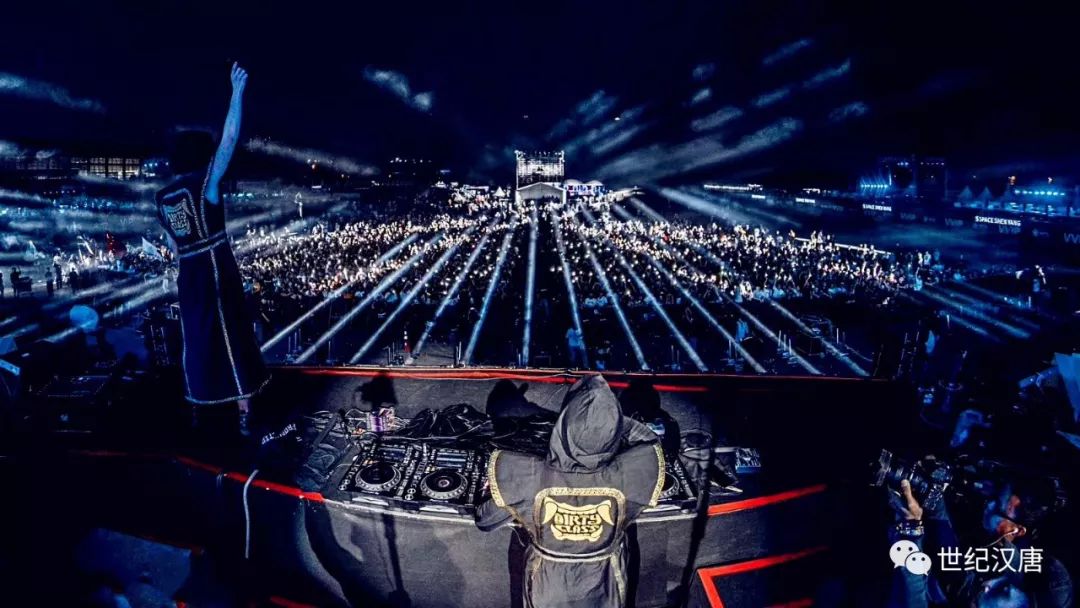 法眼同样搭配高清led屏幕,让你在rave过程中接受梅特塔隆的犀利眼神