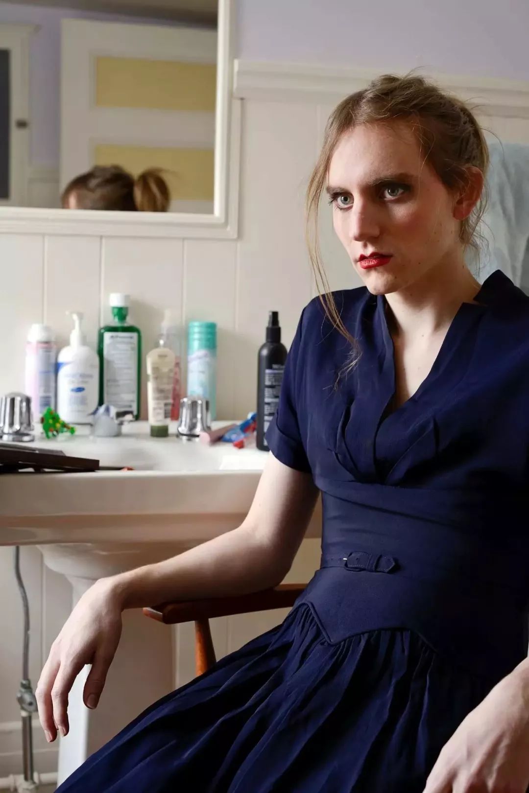 lissa rivera发现摄影能够帮助bj找回真正的自我,所以她为bj拍了一组