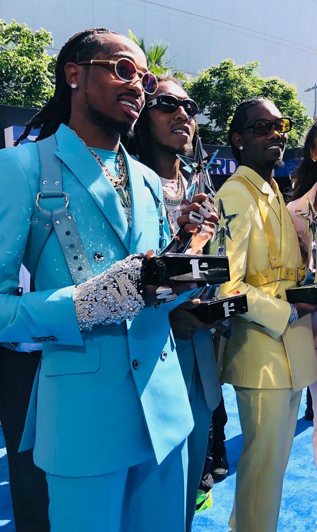 migos是如何获得bet大奖的:配套的吊带,自绘运动鞋