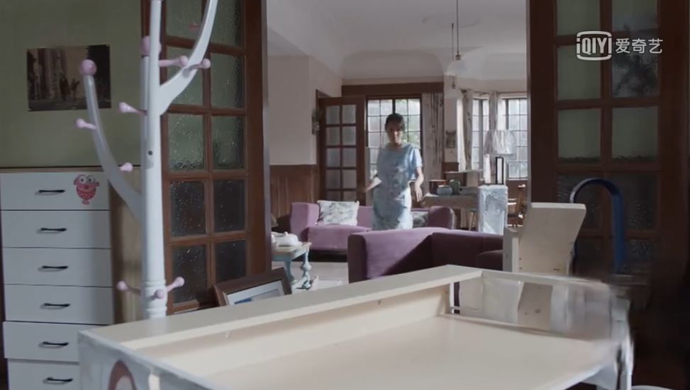 ▼不得不说,房间里的窗帘,床品和装饰画(林妙妙自己画的画),是帮助