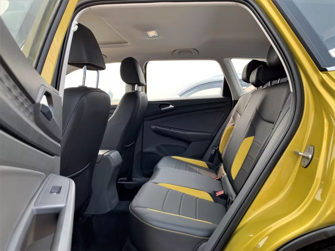前后排乘坐空间合理,座椅特别柔软贴身,这也是捷达考虑到中国用户的