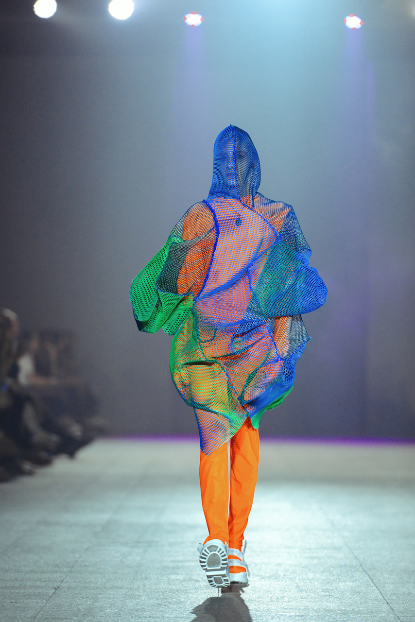 华东师范大学设计学院15周年时尚专业服装秀探讨如何与自然人性未来