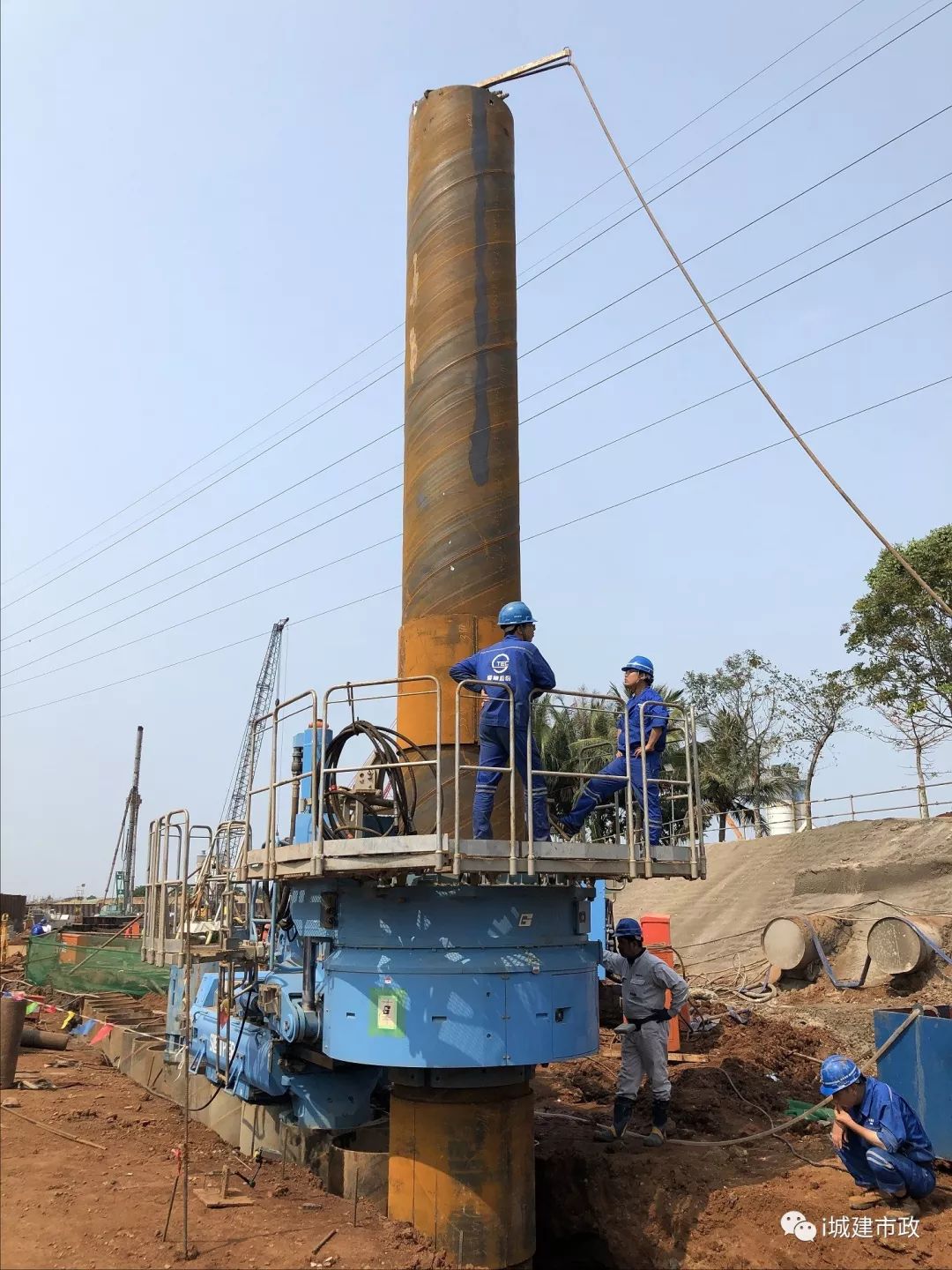 实锤国内首台骑桩自走式静压植桩机小试牛刀