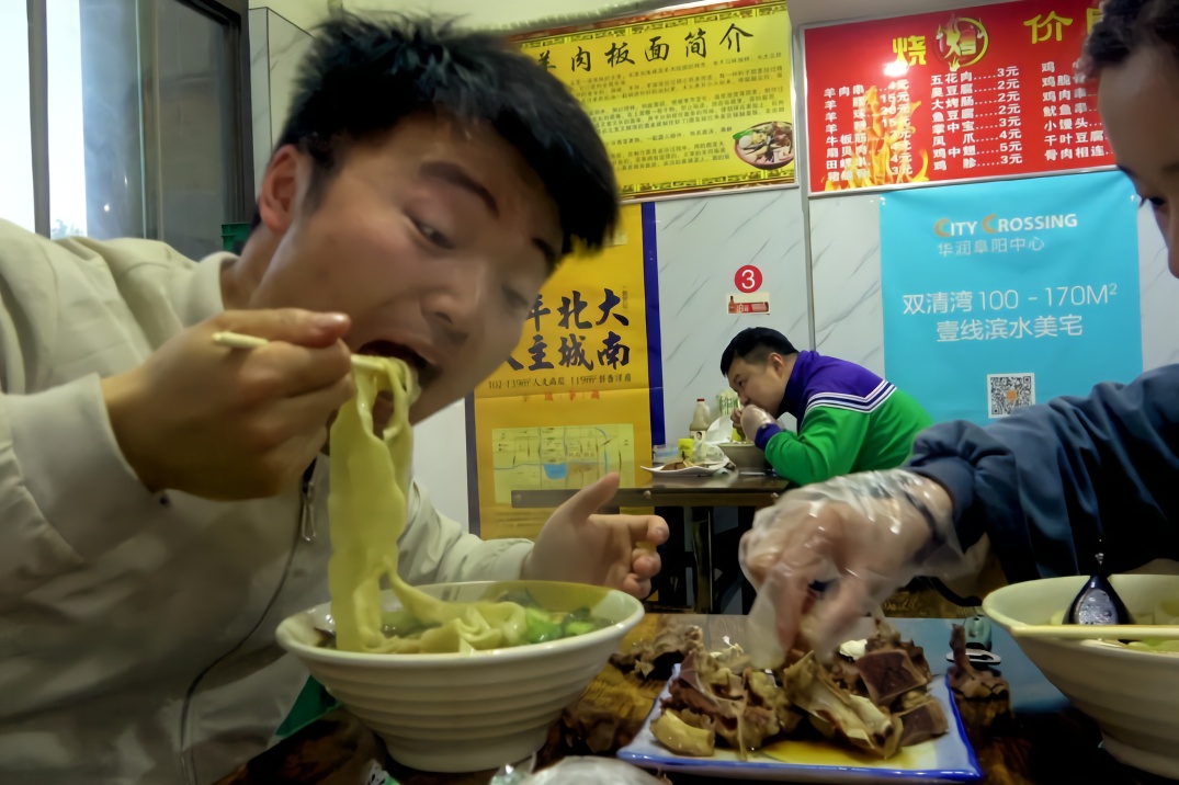 超辣羊排配大碗寬面大sao陪媳婦吃飯說大蒜免費老闆都後悔