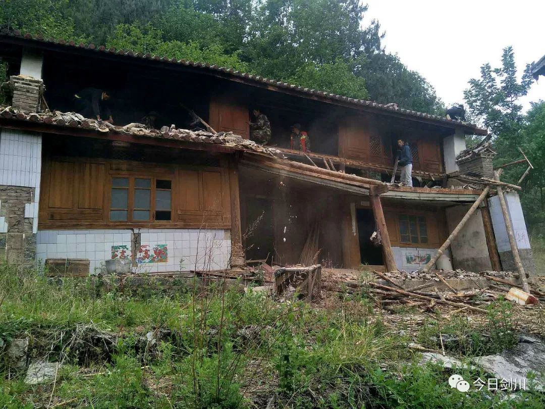 象图乡拆除危旧房为脱贫攻坚助力添彩