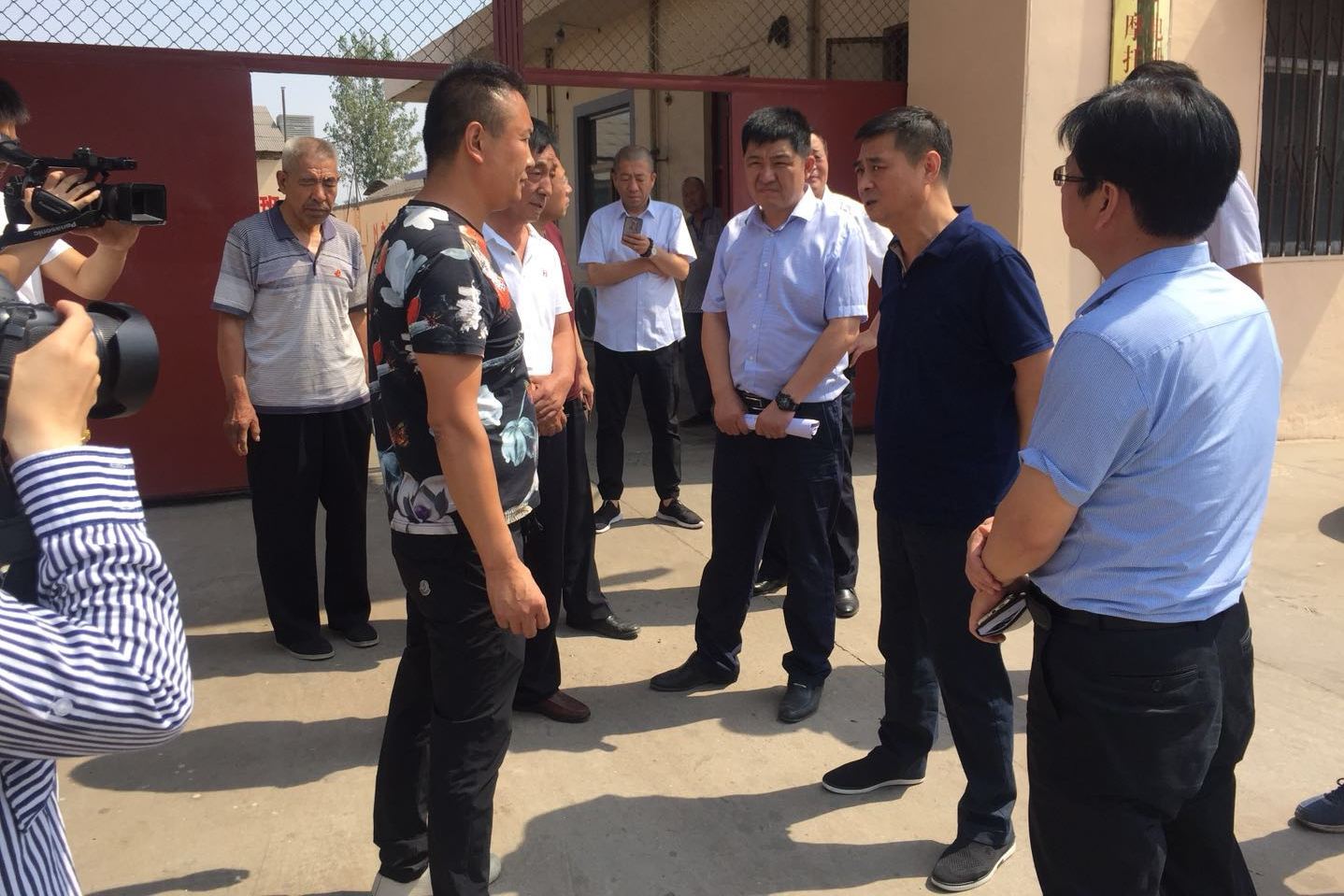 稷山县县长吴宣,统战部部长张寒梅等一行人到稷山县鸿运腾摩托偶