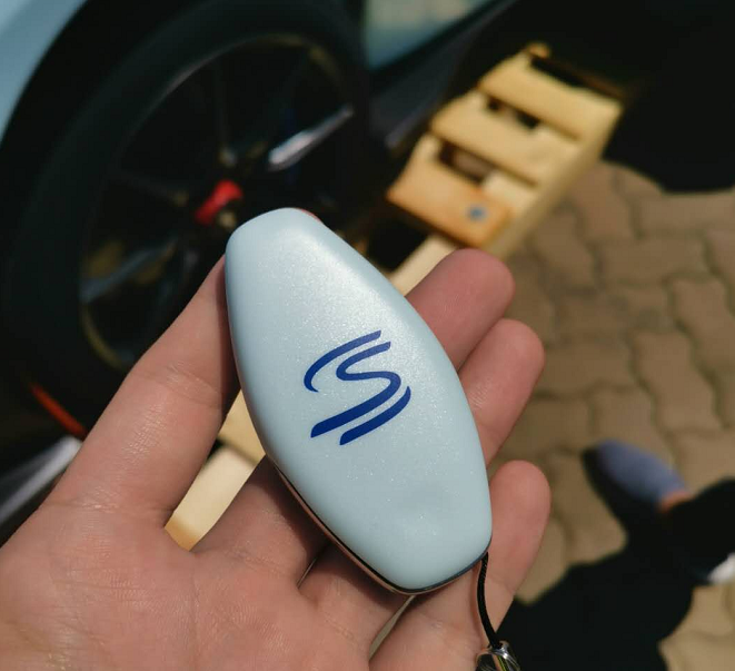 迈凯伦塞纳又到三辆,天蓝色最抢眼,加价7000元的钥匙却像地摊货