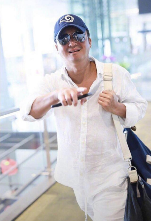 原创吴京黑上热搜又胖出新高?休闲走机场似晨练大爷,脚上鞋子抢镜!