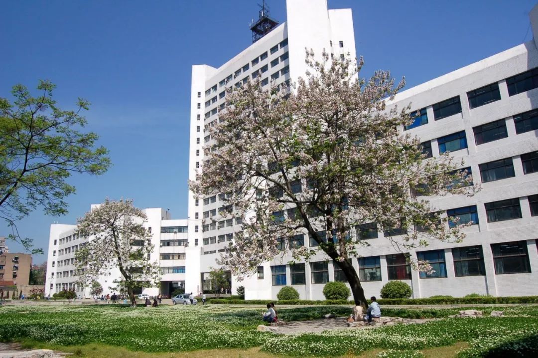 高校招生咨询会参会成员同时参会的国内通信电子类高校有北京邮电大学