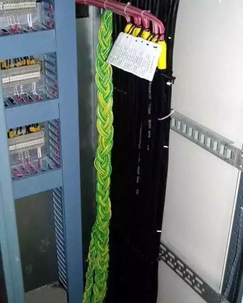 10电缆接地线统一引接,编织成辫子状,压接接线鼻子连接在接地铜条上.