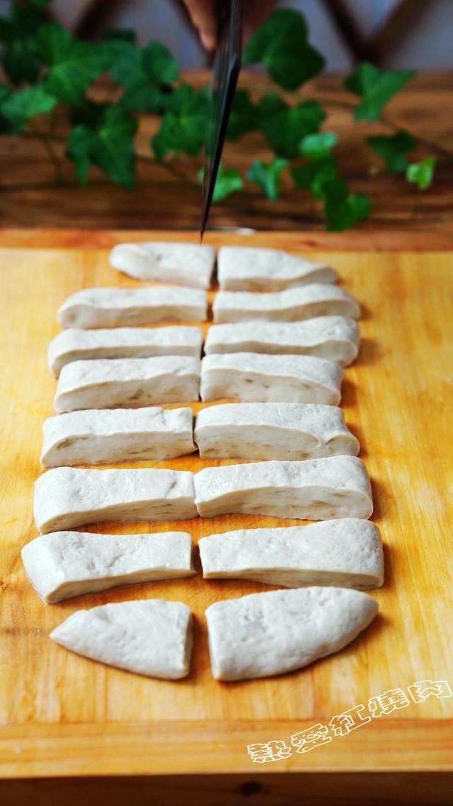 取一双筷子用筷子的中间部位夹住面筋条的一头,然后一边拽着一边往