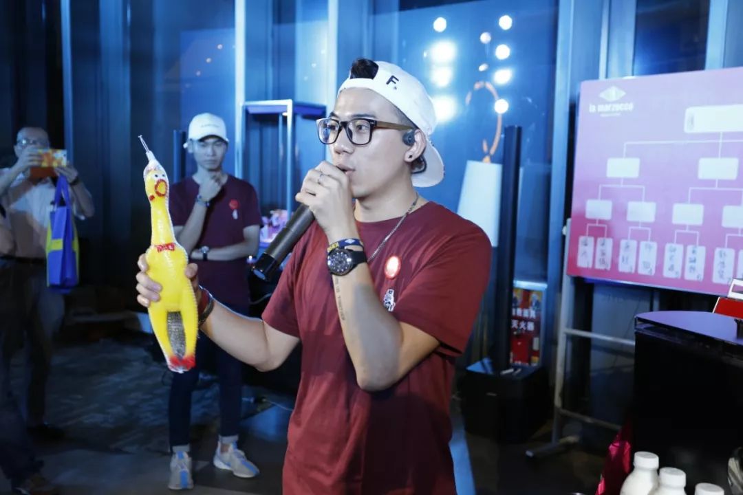 妙语连珠的主持人ray和他的搭档灵性惨叫鸡