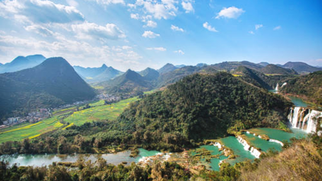 云南白腊山高耸入云峭拔奇秀