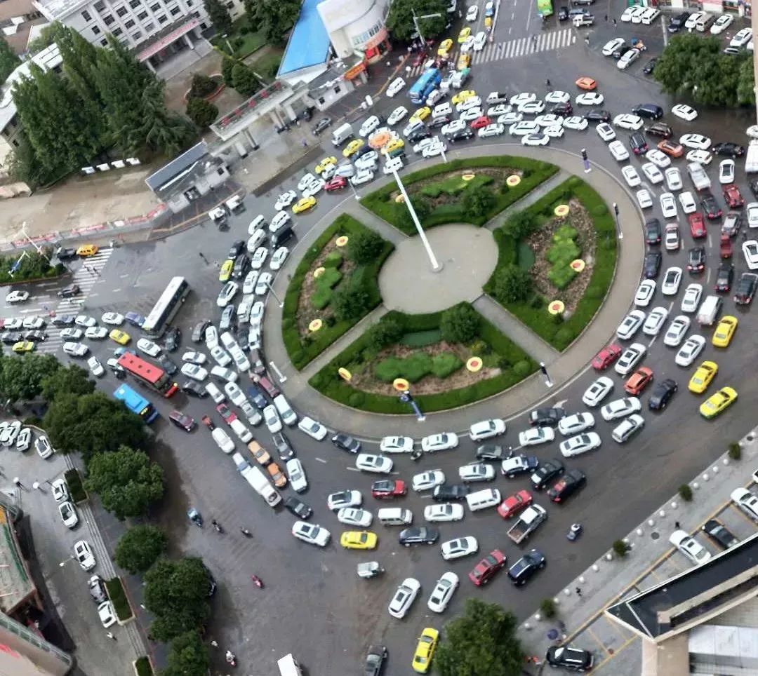 盘旋路8个红绿灯同时启用甘l司机考验你的时间到了