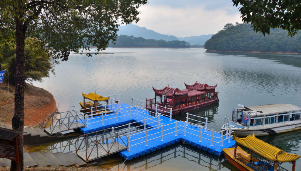 上饶有个鸳鸯湖,这里是野生鸳鸯的越冬栖息地,位于婺源县赋春镇.