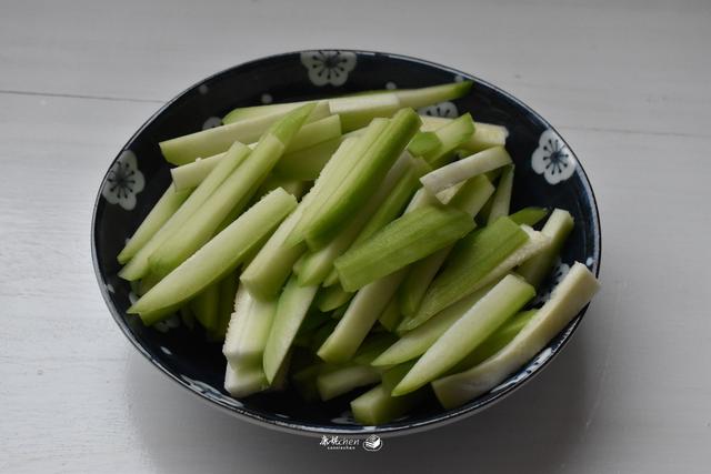 原创夏天多吃这道菜,清淡低脂有营养,消暑健脾胃,炒一盘米饭都省了