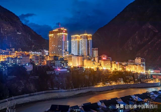 色彩斑斓的雅江夜色