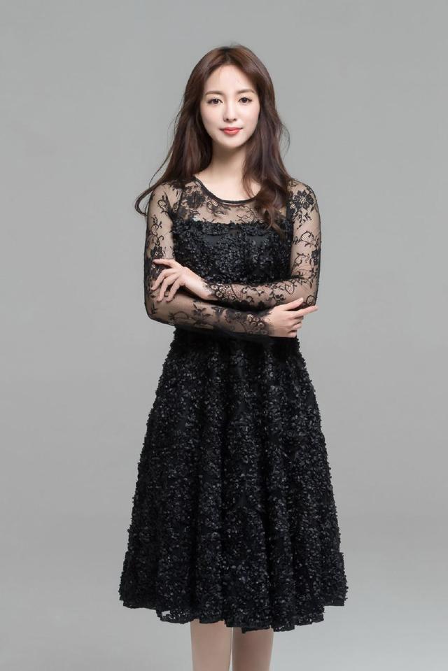 她曾是央视美女主持,颜值不输董卿,嫁圈内人如今33岁生活幸福_李蜜