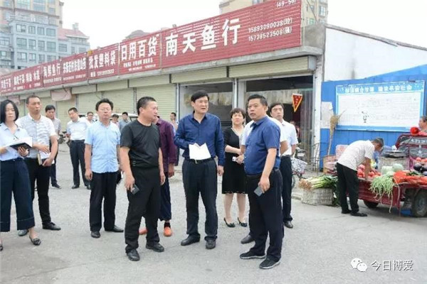 6月21日上午,县委书记陈泓带领县爱卫办,城管局,县住建局等相关部门